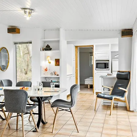 4 Bedroom Beautiful In Prázdninový dům *