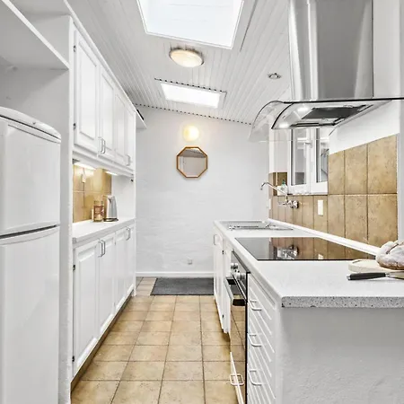 4 Bedroom Beautiful In Prázdninový dům *